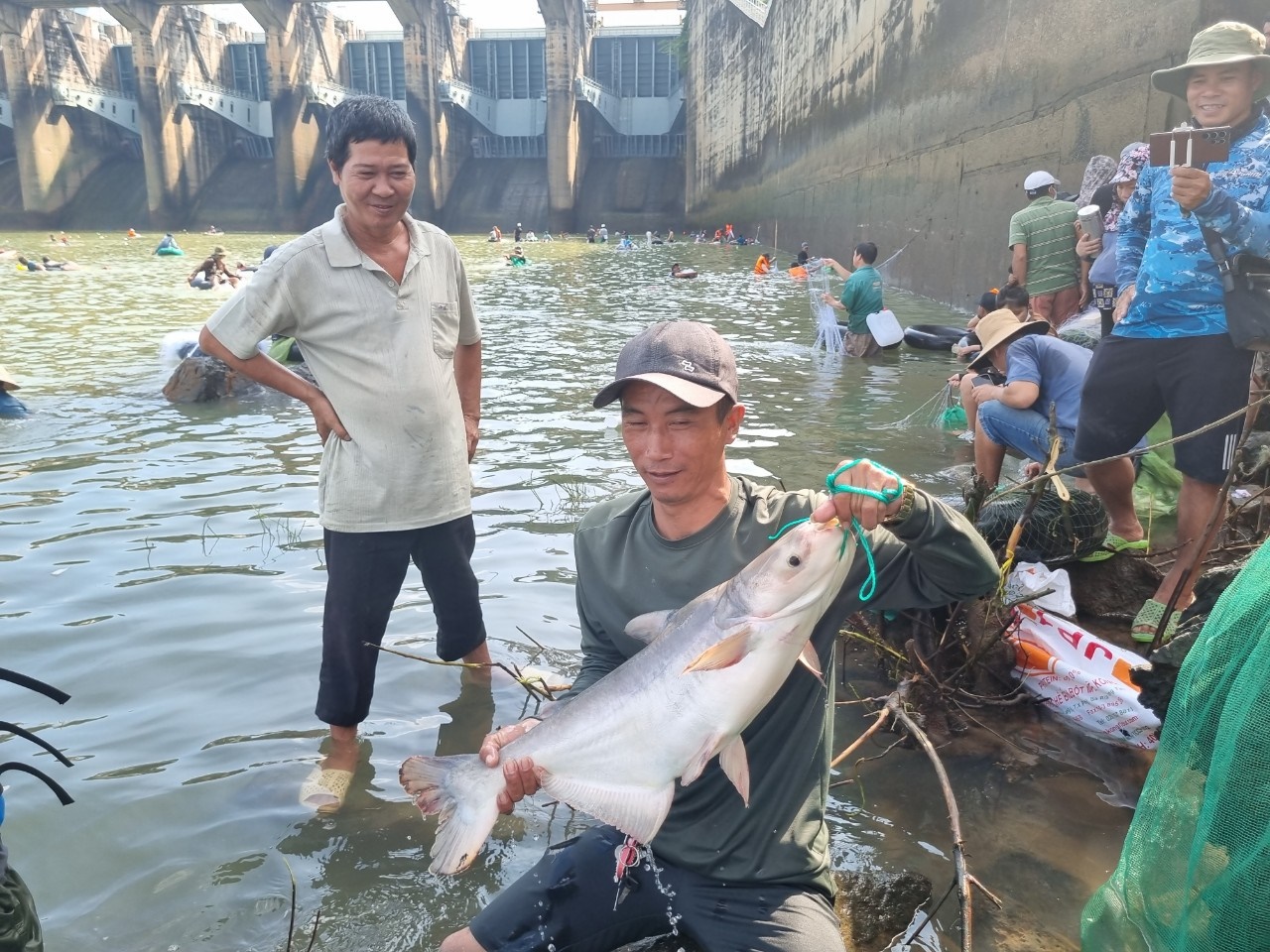 Đồng Nai: Hàng trăm người dân hồ hởi săn cá khủng, nhận 'lộc trời' nhờ thủy điện ngưng xả tràn - Ảnh 2