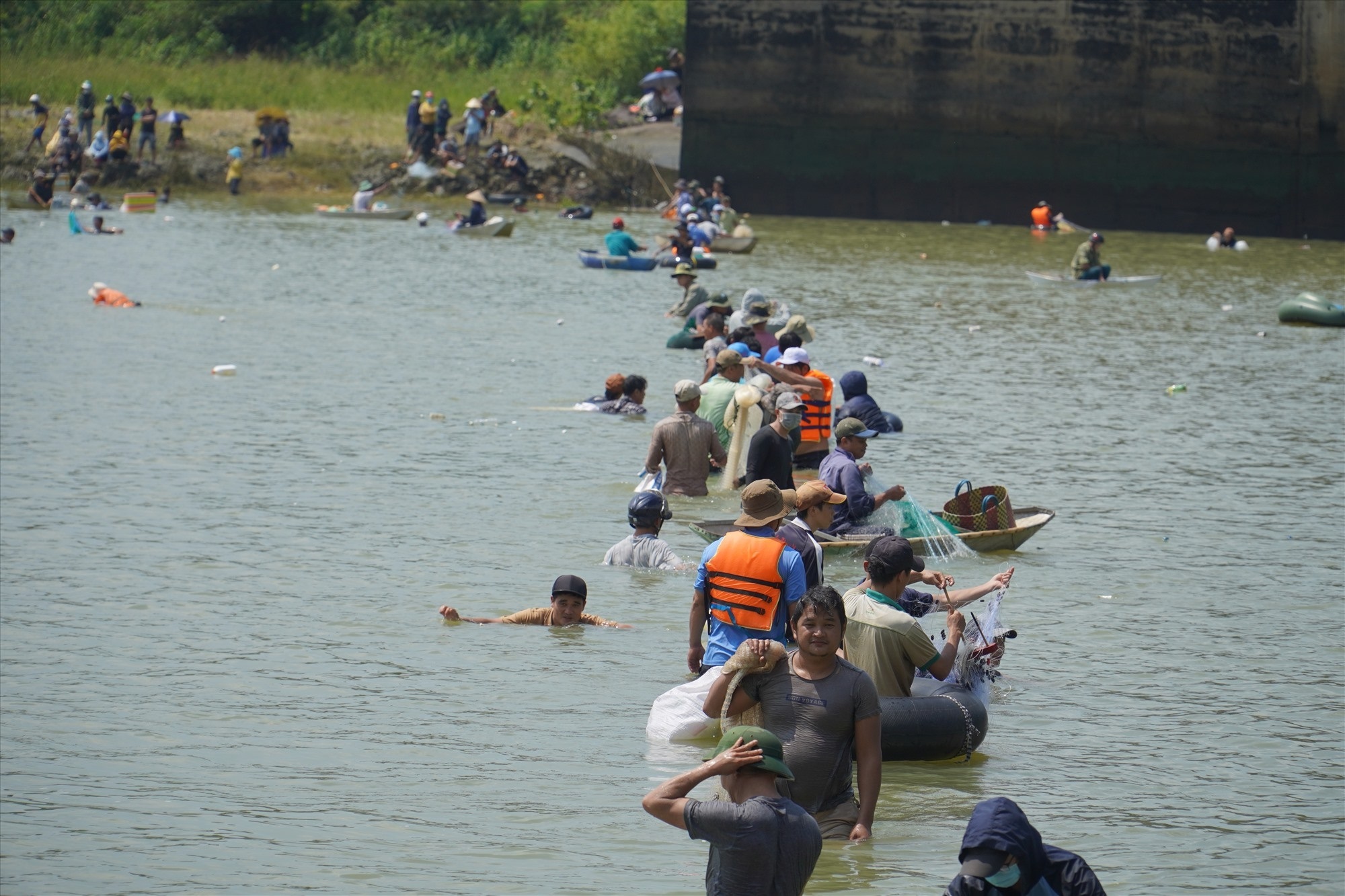 Đồng Nai: Hàng trăm người dân hồ hởi săn cá khủng, nhận 'lộc trời' nhờ thủy điện ngưng xả tràn - Ảnh 5