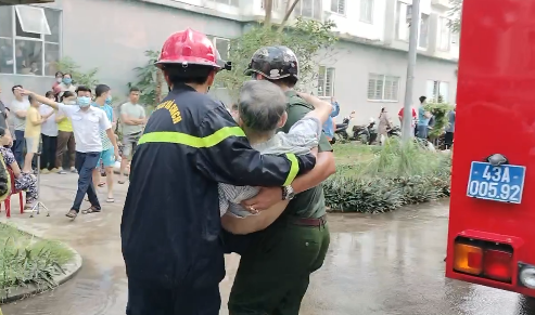Cháy căn hộ chung cư 12 tầng ở Đà Nẵng: Hàng trăm người dân hốt hoảng hô hoán, tháo chạy khỏi tòa nhà - Ảnh 2