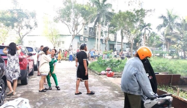 Cháy căn hộ chung cư 12 tầng ở Đà Nẵng: Hàng trăm người dân hốt hoảng hô hoán, tháo chạy khỏi tòa nhà - Ảnh 3