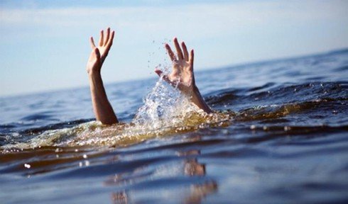 Thương tâm: Chồng bị nước cuốn tử vong khi bơi ra sông cứu vợ và 2 con gái  - Ảnh 1