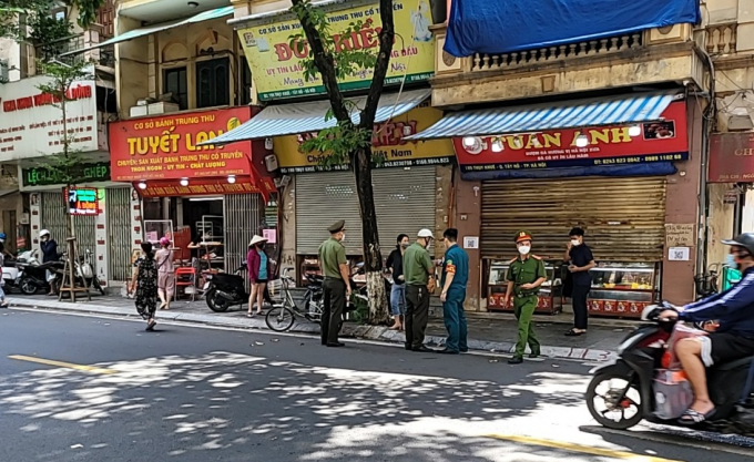 Người dân vi phạm giãn cách, chen chân xếp hàng dài mua bánh trung thu, Hà Nội lập tức yêu cầu tạm đóng cửa một số tiệm - Ảnh 2