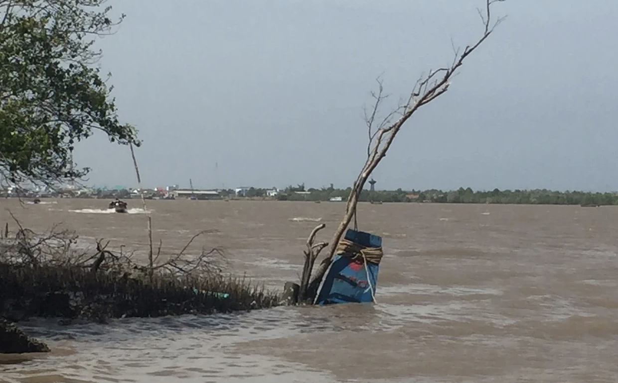 Vụ 3 người mất tích sau tiếng nổ lớn trên sông ở Cà Mau: Tìm được thi thể nạn nhân 16 tuổi - Ảnh 1