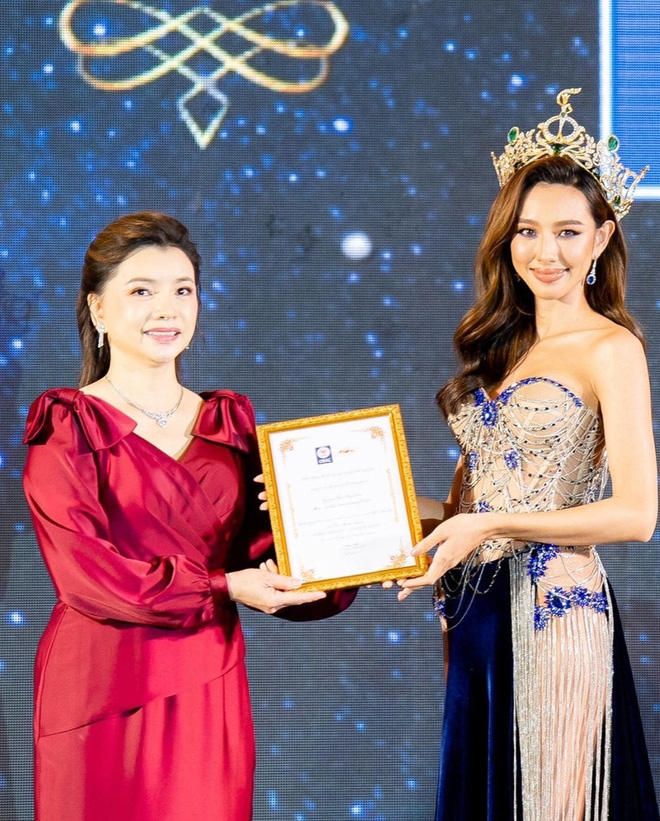 Miss Grand Thùy Tiên khiến fan ngán ngẩm với chiếc váy như quấn khố cùng lối trang điểm già nua khó hiểu - Ảnh 4