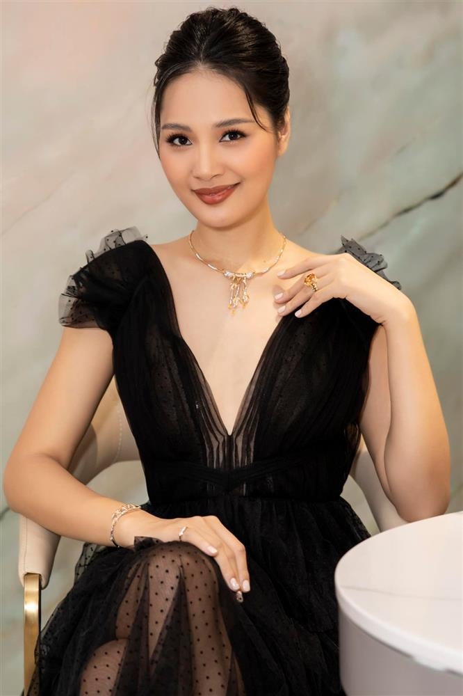 Hoa hậu Hương Giang cao 1m8, ông xã gần 2m, ái nữ còn nhỏ đã sở hữu sắc vóc vượt trội, tương lai 'kế nhiệm' mẹ không còn xa - Ảnh 2