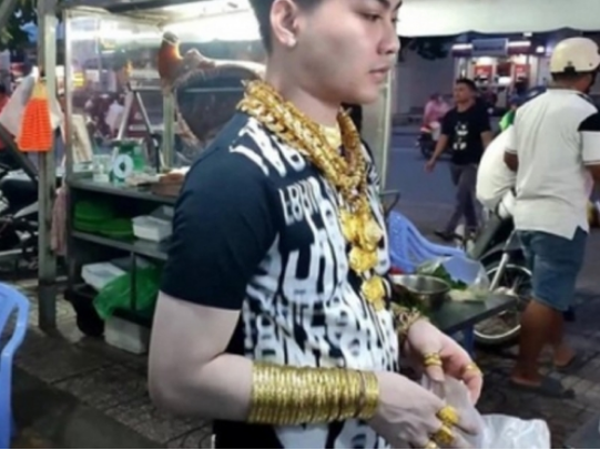 3 'đại gia' ở Sài Gòn đeo cả trăm cây vàng chỉ để đứng bán hàng - Ảnh 4