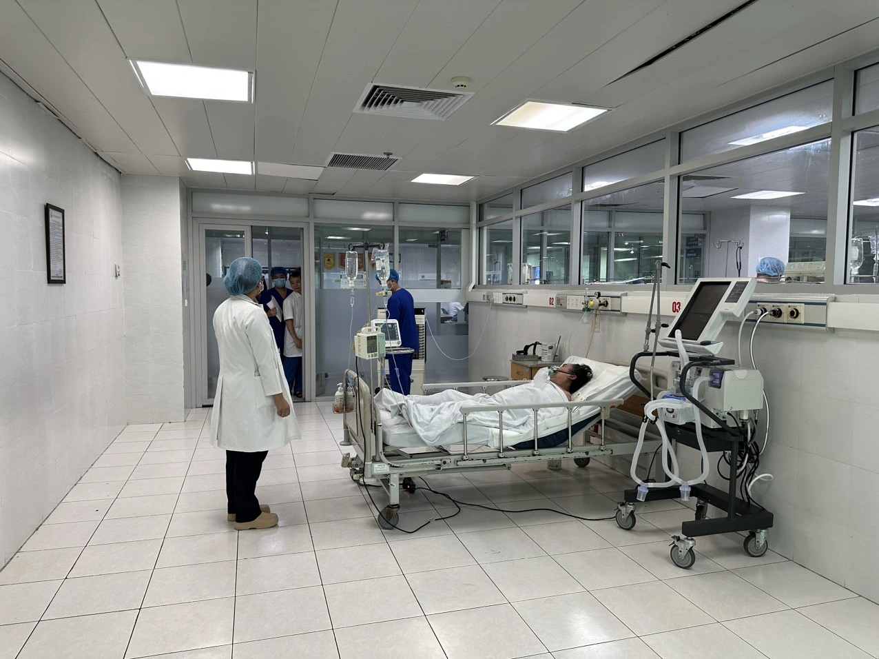 Vụ cháy nhà trọ Trung Kính: 3 bệnh nhân chuyển lên bệnh viện Bạch Mai, 1 cụ bà được đưa thẳng lên phòng ICU - Ảnh 1