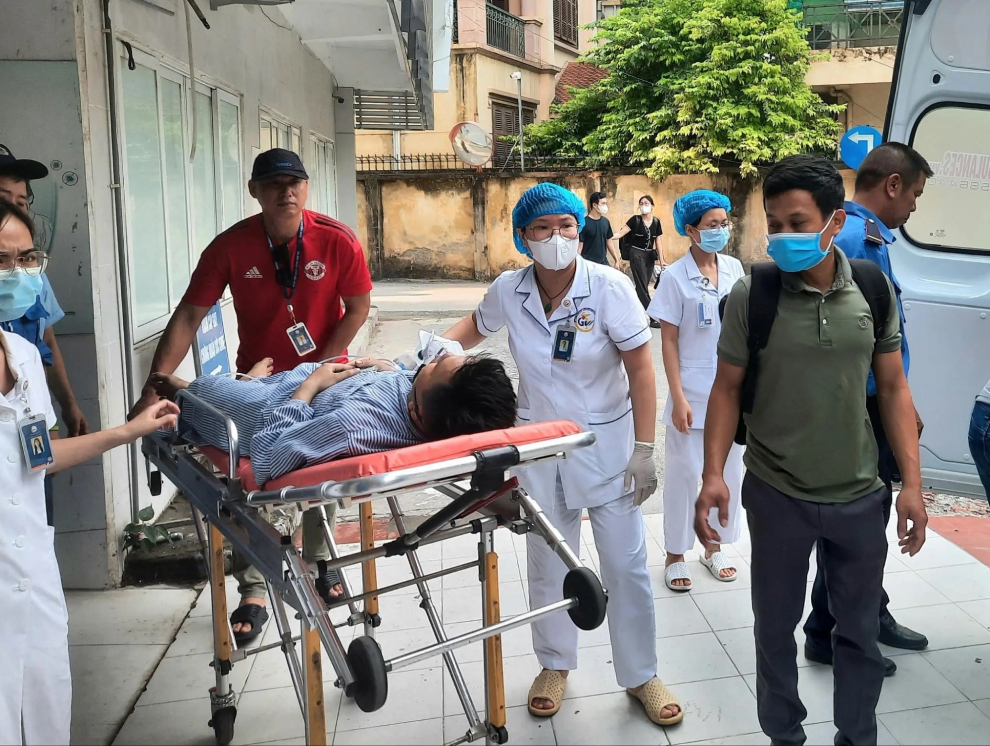Vụ cháy nhà trọ Trung Kính: 3 bệnh nhân chuyển lên bệnh viện Bạch Mai, 1 cụ bà được đưa thẳng lên phòng ICU - Ảnh 2