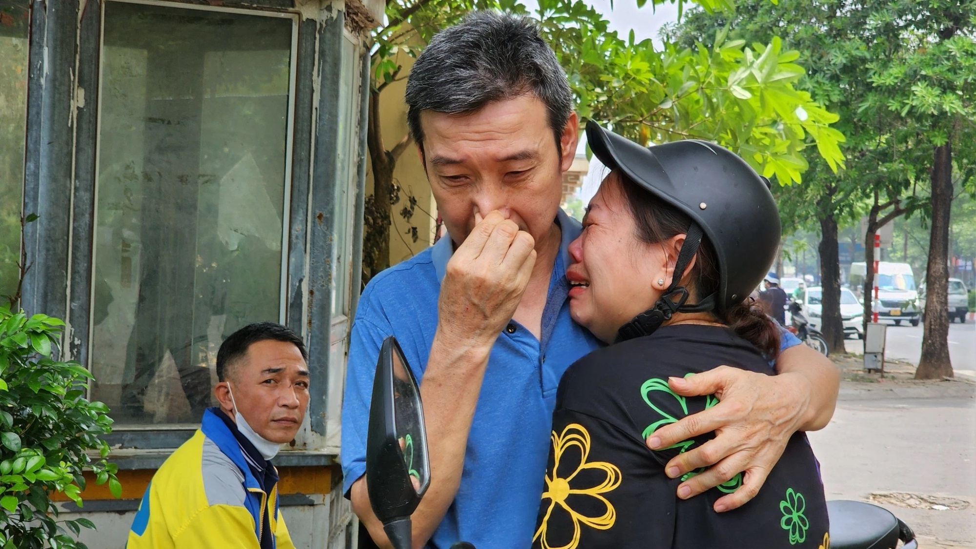 Người thân tuyệt vọng nhận diện thi thể nạn nhân trong vụ cháy ở Trung Kính, tiếng khóc ai oán bao trùm cả nhà tang lễ - Ảnh 4