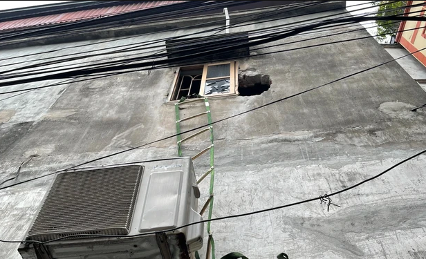 Chân dung nhóm 'anh hùng không áo' đu thang dây, dùng búa đập tường cứu người mắc kẹt trong vụ cháy ở Hà Nội: Là sinh viên, mới 21 tuổi - Ảnh 3