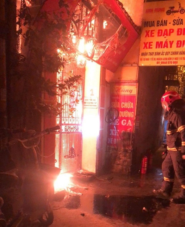 Vụ cháy 14 người chết ở Hà Nội, cầm chắc 'án tử' với loạt chướng ngại hiểm hóc: Ngõ nhỏ, lối thoát duy nhất bị lửa bịt kín - Ảnh 4