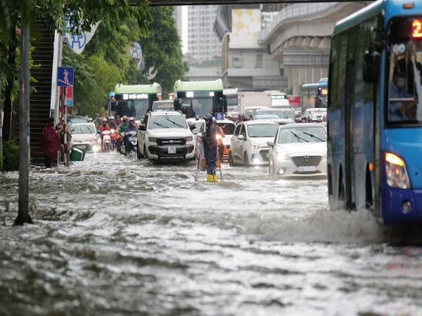 Thời tiết ngày 25/06/2024: Hà Nội có mưa lớn, cảnh báo lũ lụt ở các sông trên toàn miền Bắc - Ảnh 1