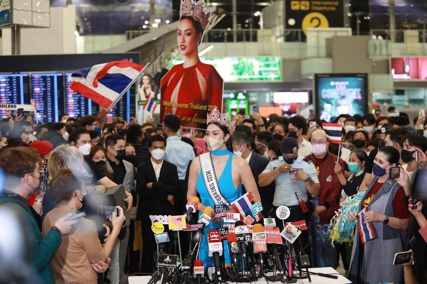 Chuẩn bị 'mang chuông đi đánh xứ người', hoa hậu Thái Lan bị điều tra vì ảnh đứng trên quốc kỳ - Ảnh 2
