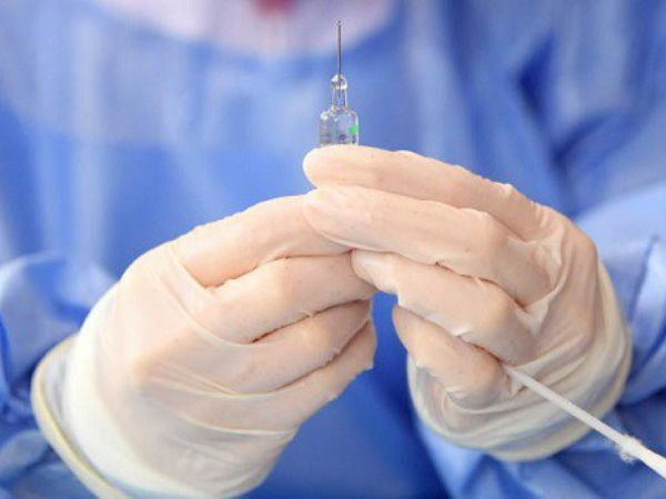 Nóng: 2 học sinh sốc phản vệ nặng sau tiêm vắc xin Covid-19 ở Bắc Giang, hiện được theo dõi sát sao tại Bệnh viện - Ảnh 1