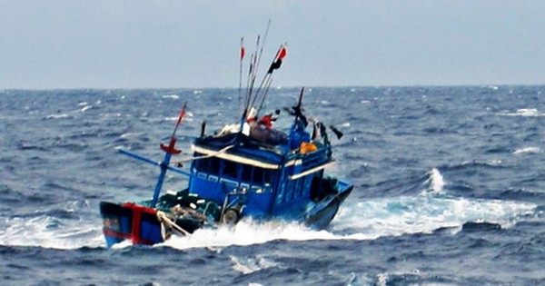 Hai tàu cá bị chìm ngoài khơi biển Quảng Bình, 3 thuyền viên mất tích, công tác tìm kiếm vô cùng khẩn trương - Ảnh 1