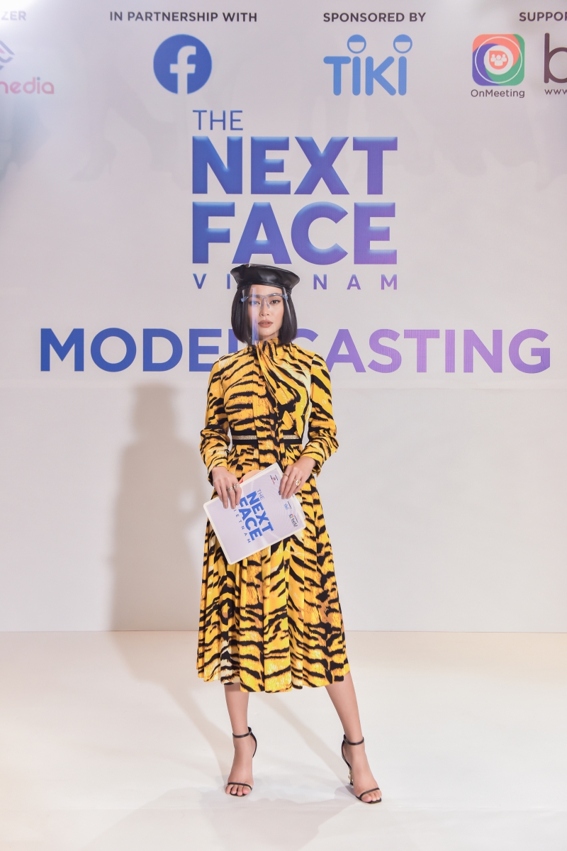 Á hậu Mâu Thủy nổi bần bật với nguyên ‘cây’ da báo, lại còn ‘chơi lớn’ đổi trang phục 2 lần trong ngày đầu casting “The Next Face Vietnam 2021” - Ảnh 2
