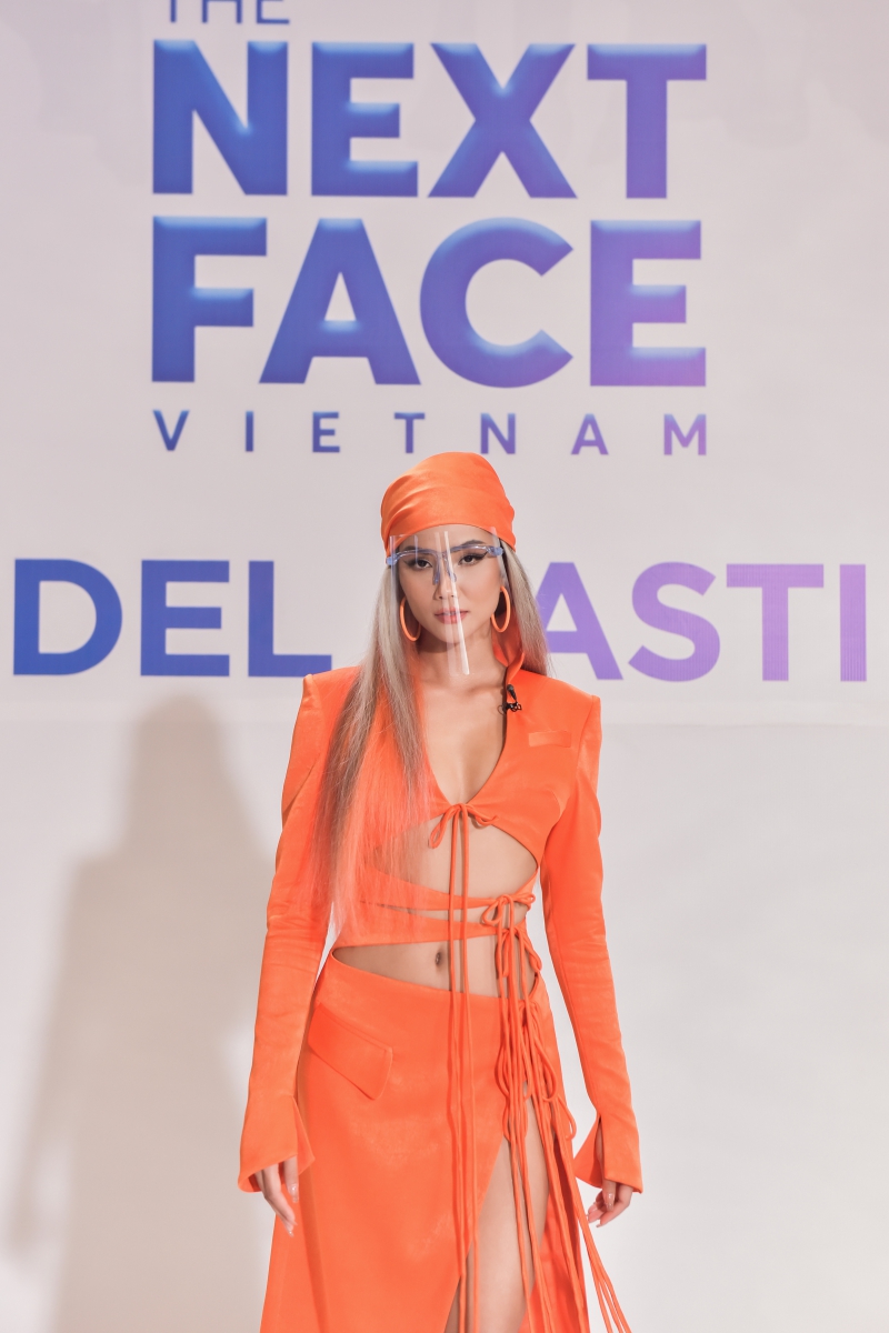Á hậu Mâu Thủy nổi bần bật với nguyên ‘cây’ da báo, lại còn ‘chơi lớn’ đổi trang phục 2 lần trong ngày đầu casting “The Next Face Vietnam 2021” - Ảnh 9