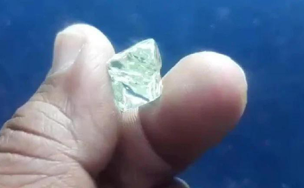 Nông dân trở thành triệu phú sau khi đào trúng viên kim cương 13 carat có trị giá khoảng 5 triệu Rupee - Ảnh 1