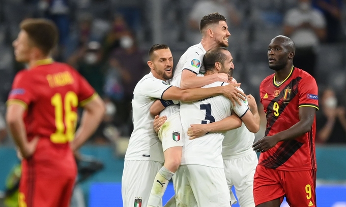 Chuyện khó hiểu mùa Euro: Cầu thủ điển trai Italy bóp cổ, thi nhau 'lột quần' tặng fan sau chiến thắng tưng bừng trước đối thủ - Ảnh 1