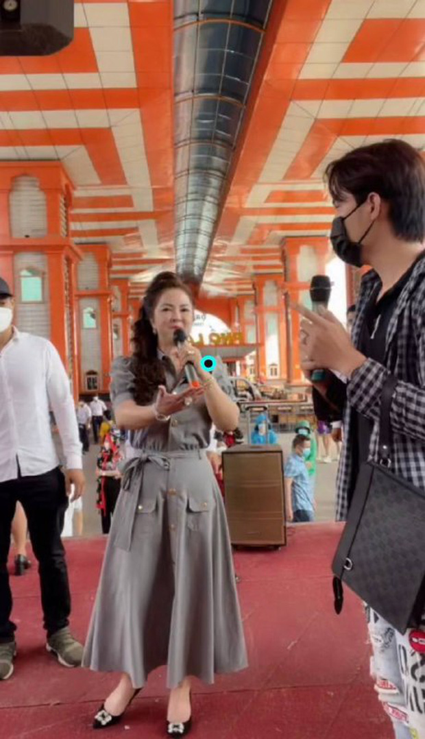 'Fan Meeting' bà Phương Hằng: Người đông như kiến, nhân vật chính đeo viên kim cương 1300 tỷ lớn nhất BST - Ảnh 6