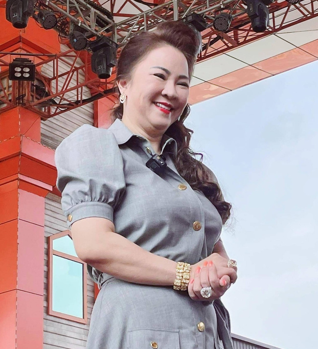 'Fan Meeting' bà Phương Hằng: Người đông như kiến, nhân vật chính đeo viên kim cương 1300 tỷ lớn nhất BST - Ảnh 9