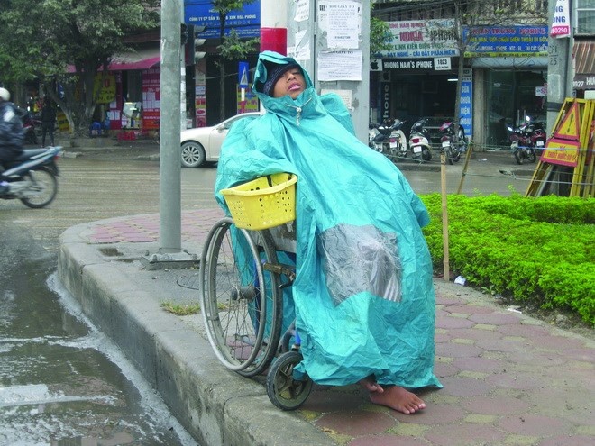 Hà Nội: Phẫn nộ kẻ 'chăn dắt', sống bám người khuyết tật bán hàng rong - Ảnh 2