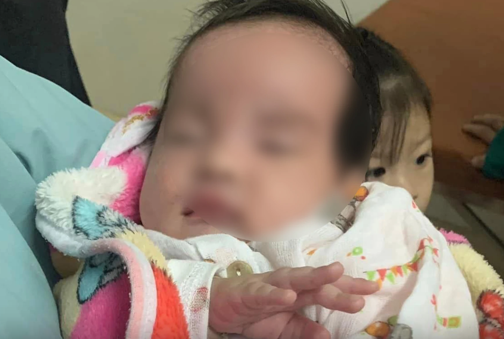 Ba học sinh ở Phú Yên 'nhặt được' bé gái 2 ngày tuổi ngoài cánh đồng - Ảnh 2