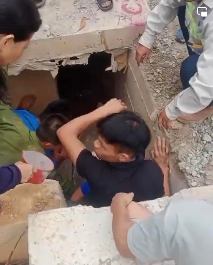 Hàng chục người tập trung cứu nữ điều dưỡng rơi xuống cống sâu thi công ở Phú Thọ - Ảnh 1