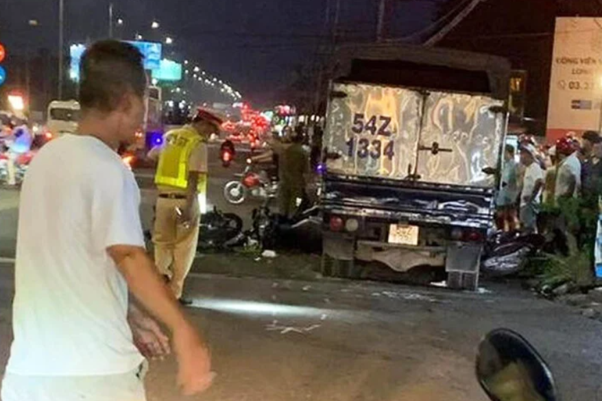 Hiện trường vụ xe ô tô tải tông hàng loạt xe máy đang chờ đèn đỏ trên quốc lộ 51 ở Đồng Nai - Ảnh 1