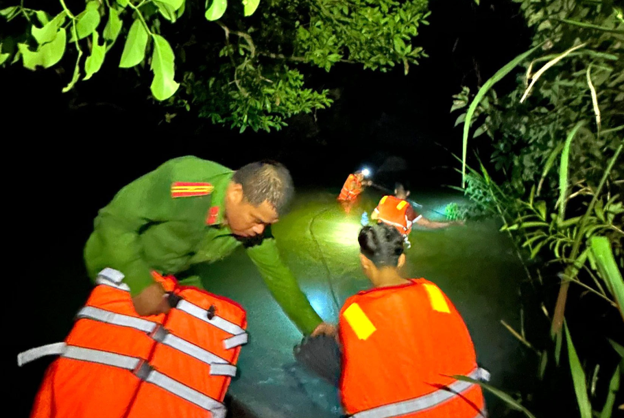 Nghẹt thở giải cứu 5 người đang chơi vơi giữa dòng nước xiết trên sông Đồng Nai - Ảnh 1
