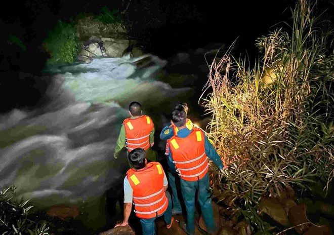 Nghẹt thở giải cứu 5 người đang chơi vơi giữa dòng nước xiết trên sông Đồng Nai - Ảnh 2