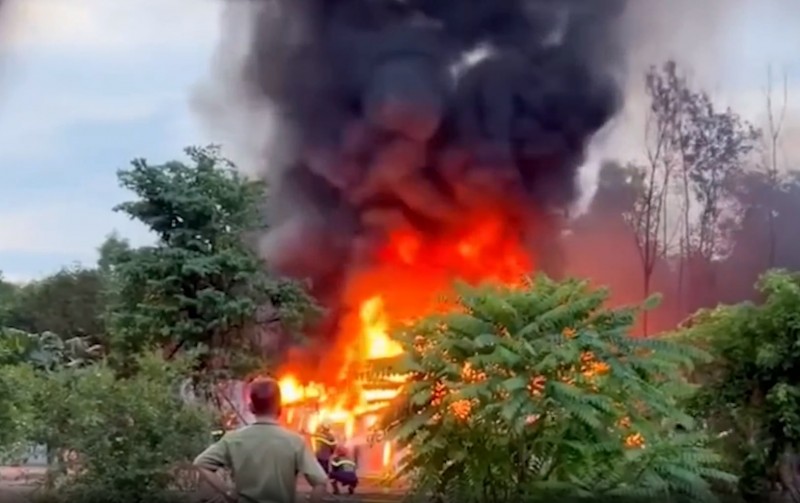 Cháy thư viện trường tiểu học ở Hà Nội, học sinh, giáo viên sơ tán khẩn xuống sân  - Ảnh 3