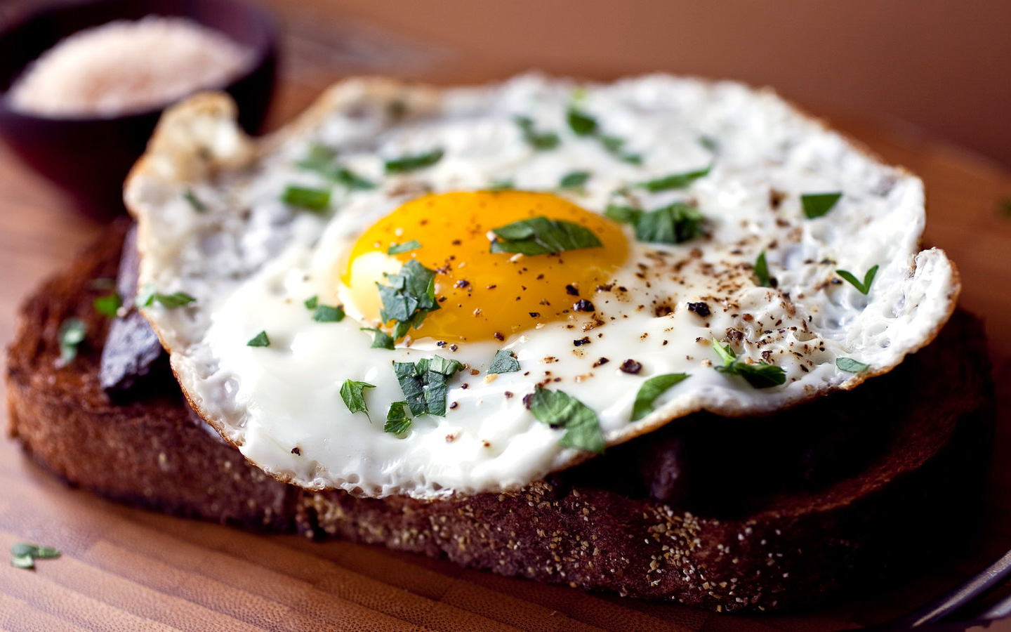Ăn trứng vào buổi sáng rất bổ dưỡng nhưng tránh 3 điều kiêng kỵ này, nếu không sẽ tạo sỏi dạ dày, tích tụ độc tố trong cơ thể - Ảnh 1