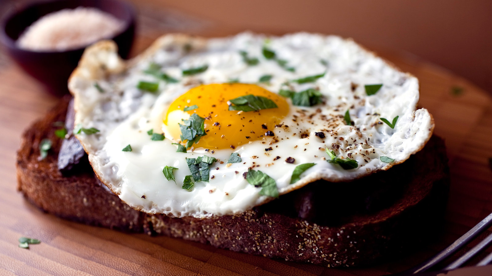 Ăn trứng vào buổi sáng rất bổ dưỡng nhưng tránh 3 điều kiêng kỵ này, nếu không sẽ tạo sỏi dạ dày, tích tụ độc tố trong cơ thể - Ảnh 3
