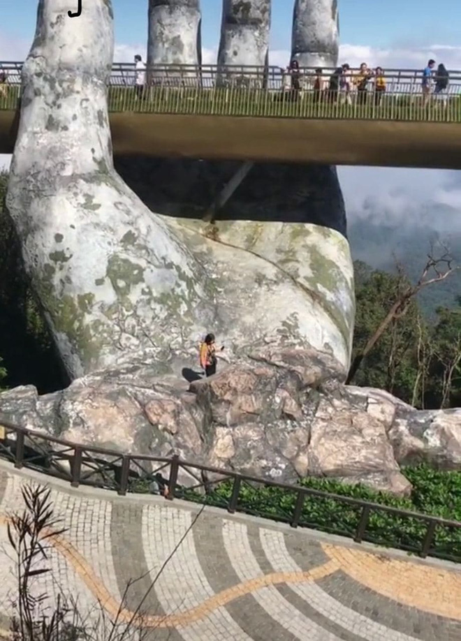 Nữ du khách leo xuống tận dưới bàn tay khổng lồ ở Cầu Vàng - Đà Nẵng khiến cộng đồng mạng chỉ trích ồn ào - Ảnh 2