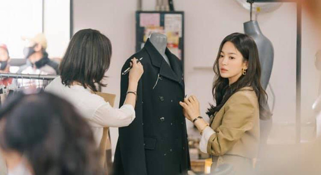 Song Hye Kyo phim mới: Style ăn đứt thời 'Hậu Duệ Mặt Trời', khiến tất cả vai diễn trước đều nhạt nhòa - Ảnh 4