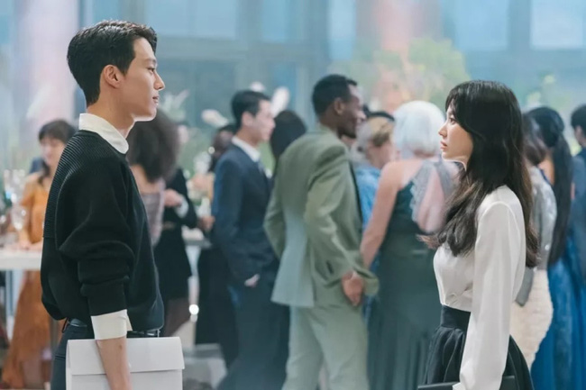 Song Hye Kyo phim mới: Style ăn đứt thời 'Hậu Duệ Mặt Trời', khiến tất cả vai diễn trước đều nhạt nhòa - Ảnh 6