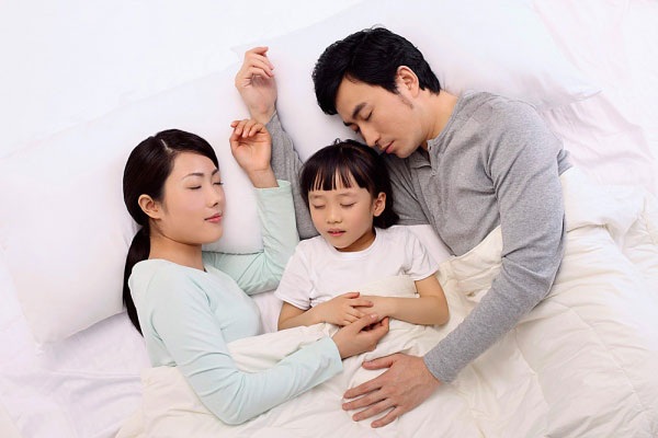 Tại sao không nên cho con ngủ chung với bố mẹ? - Ảnh 1