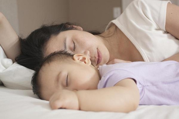 Tại sao không nên cho con ngủ chung với bố mẹ? - Ảnh 2
