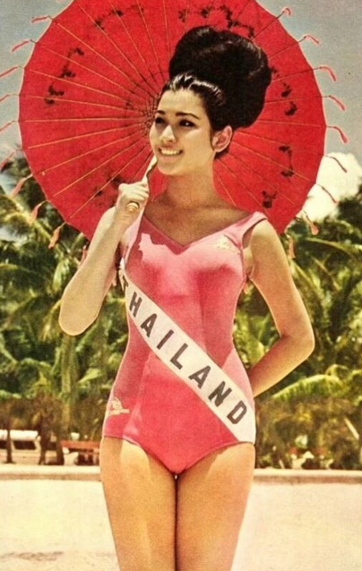 Nhan sắc vượt thời gian của Hoa hậu Hoàn vũ thế giới 1965: Visual đậm chất Á Đông, sắc vóc quyến rũ khó tin ở tuổi 76 - Ảnh 1