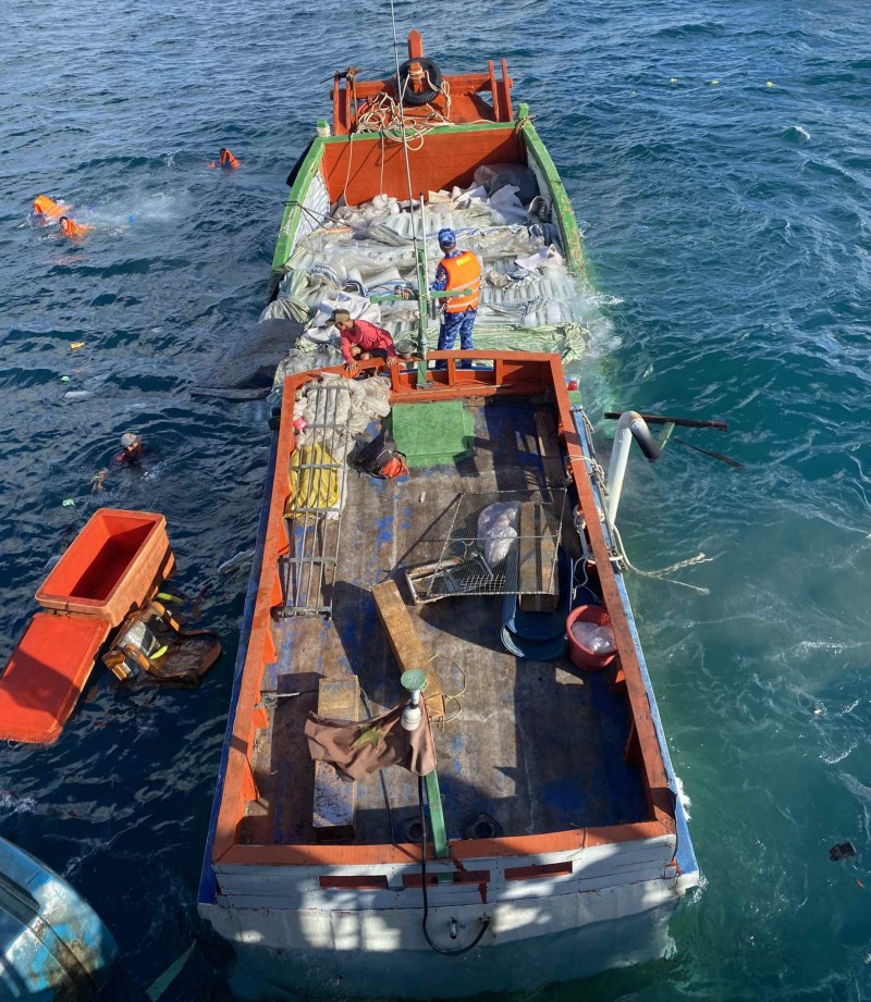 Chìm tàu cá tại Côn Đảo, cứu sống kịp thời 5 thuyền viên và bé trai 3 tuổi  - Ảnh 1