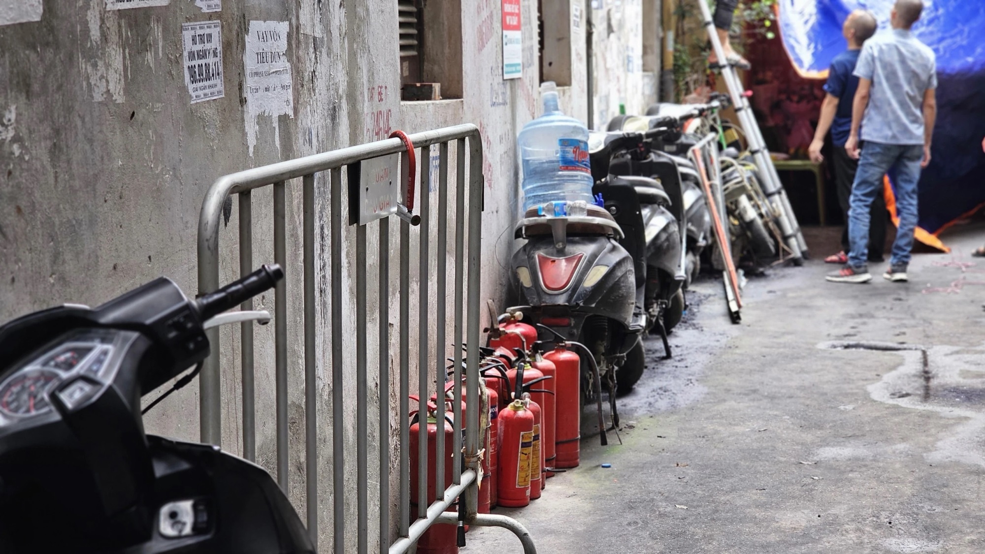 Nhiều người xếp hàng thắp hương cho các nạn nhân xấu số trong vụ cháy nhà trọ ở Hà Nội - Ảnh 2