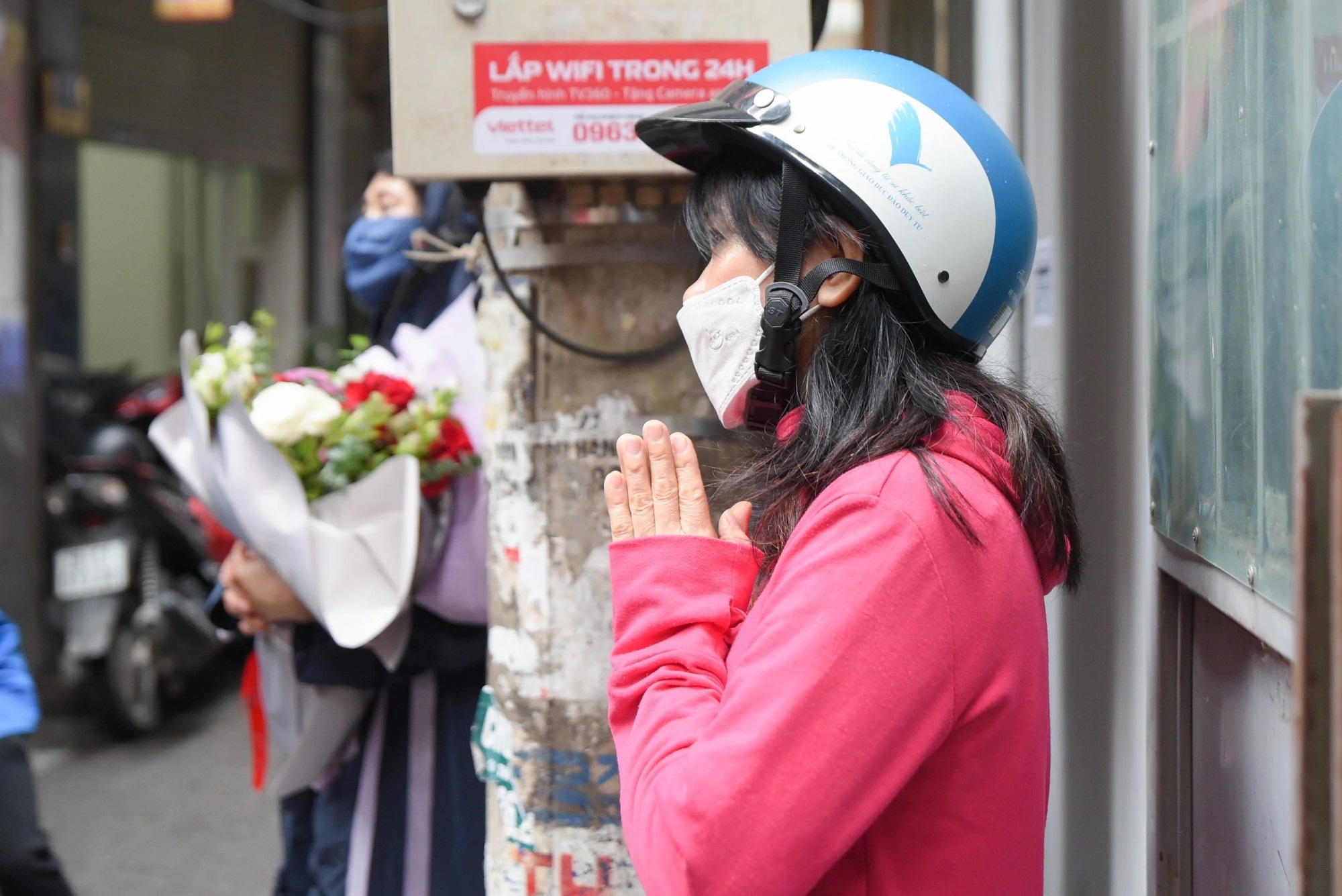 Nhiều người xếp hàng thắp hương cho các nạn nhân xấu số trong vụ cháy nhà trọ ở Hà Nội - Ảnh 3