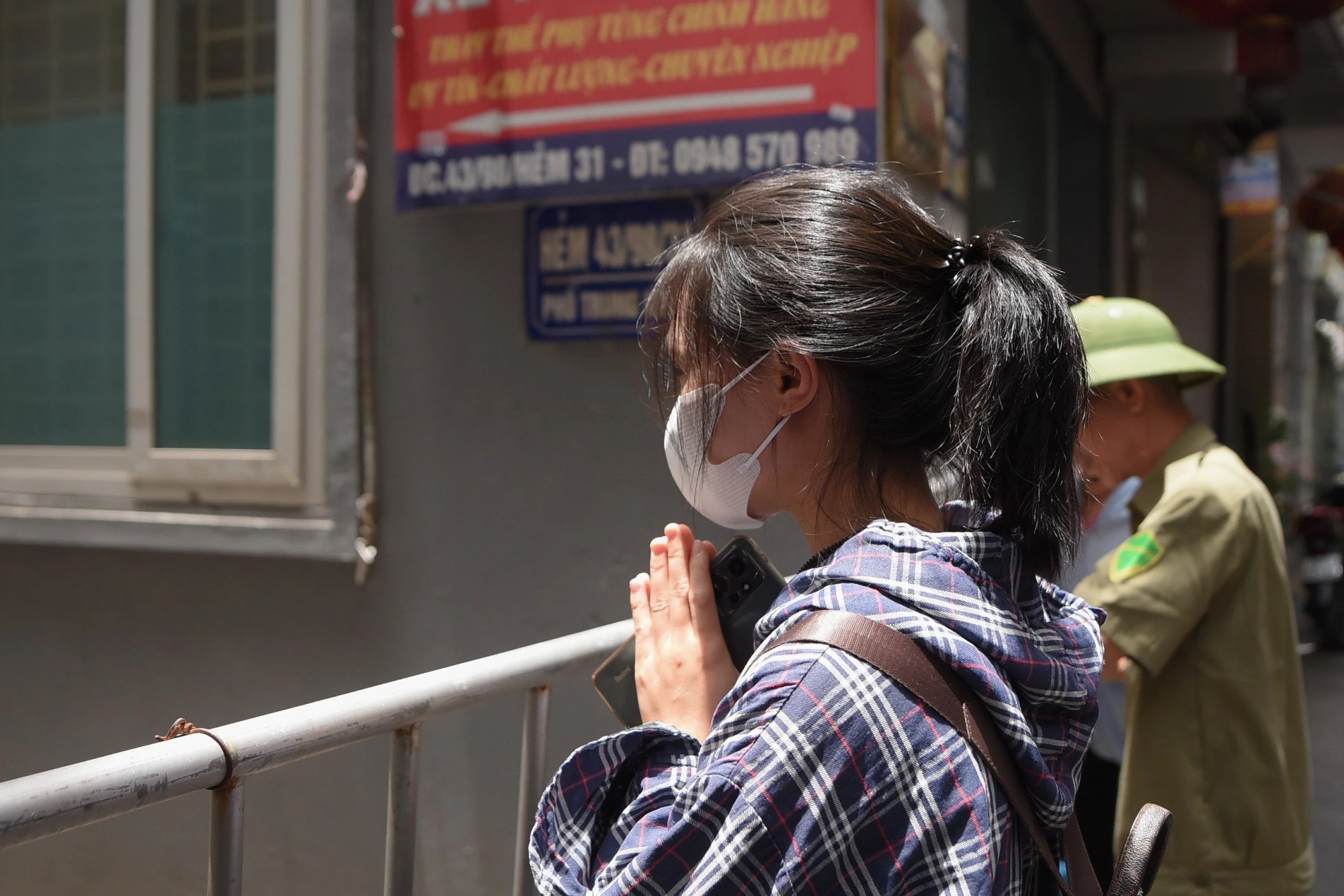Nhiều người xếp hàng thắp hương cho các nạn nhân xấu số trong vụ cháy nhà trọ ở Hà Nội - Ảnh 6