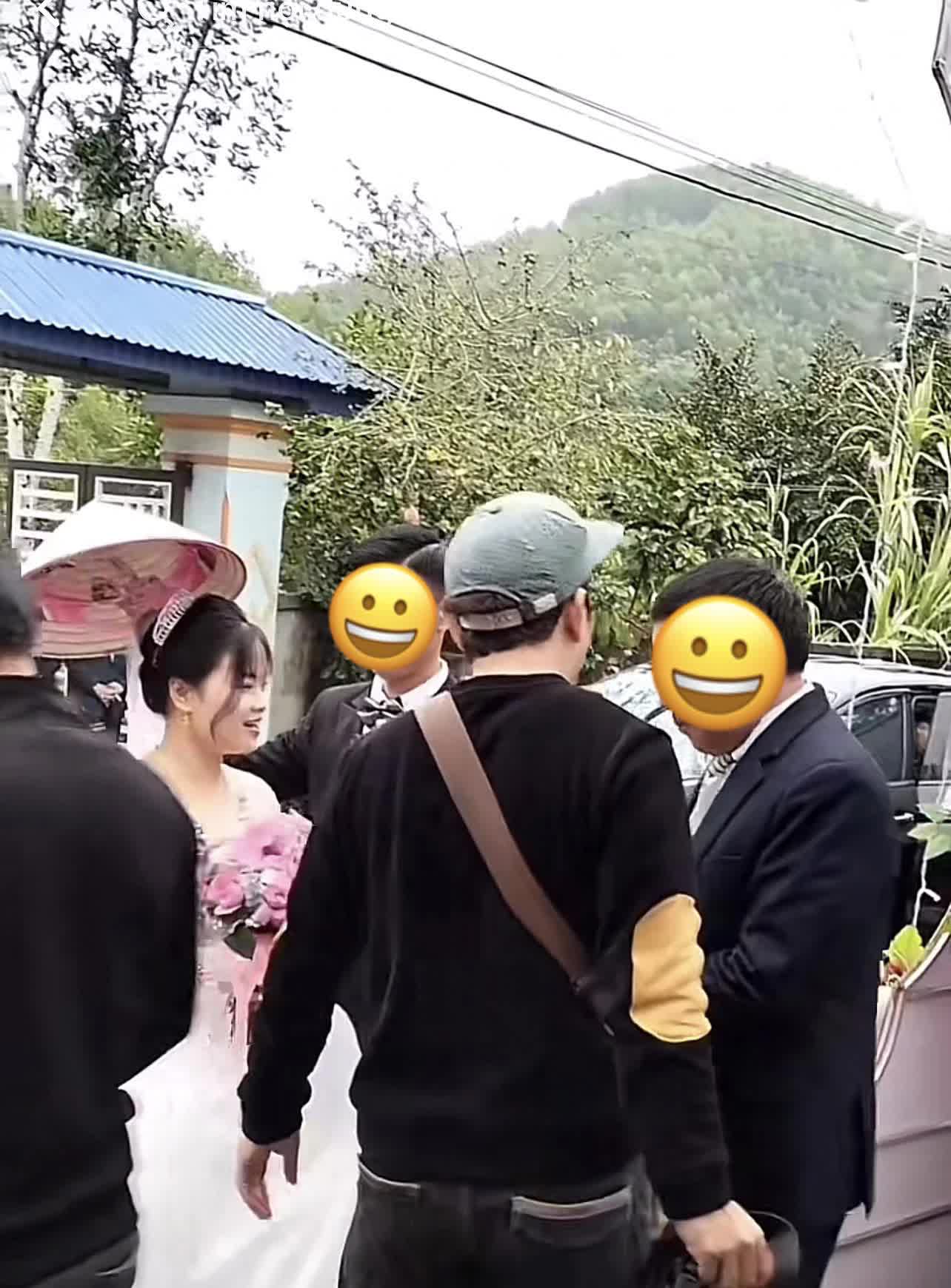 Rộ hình ảnh Phúng Phính Hà Giang đã lên xe hoa, netizen phát hiện ra điều bất thường? - Ảnh 5