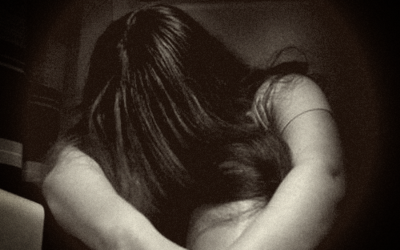 Bé gái bị cưỡng hiếp từ năm 10 tuổi, cha mẹ đọc nhật ký sốc khi biết con gái trải qua điều kinh hoàng - Ảnh 1