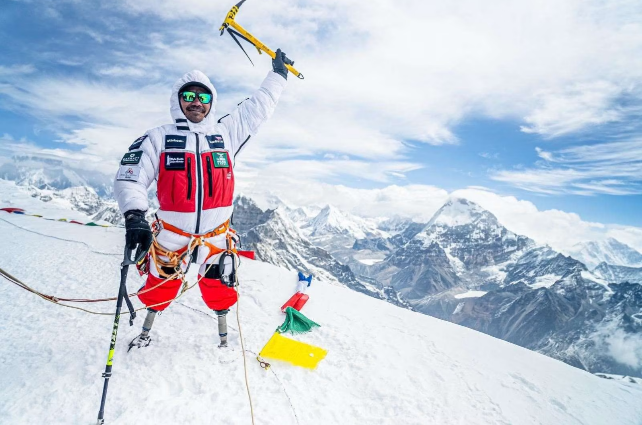 Cựu binh cụt 2 chân chinh phục thành công đỉnh Everest - Ảnh 2