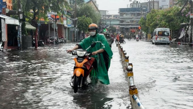 TP.HCM: Mưa lớn kéo dài tại các quận, huyện, gây ngập lụt và tắt nghẽn giao thông  - Ảnh 2