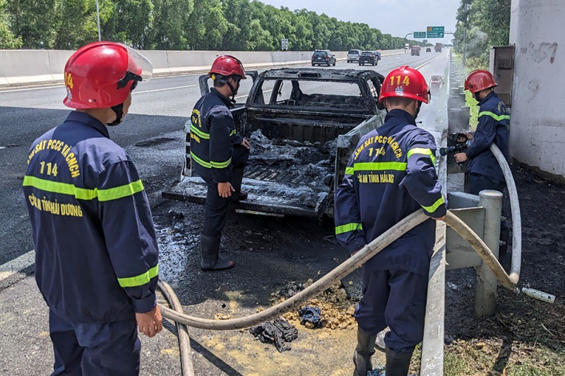 Ô tô bán tải chở du khách cháy trơ khung trên cao tốc Hà Nội - Hải Phòng - Ảnh 2