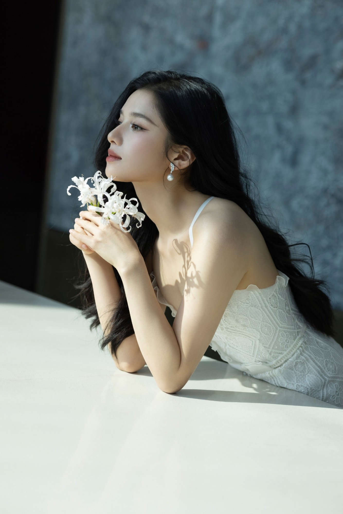 'Trò cưng' của Châu Tấn khoe sắc trong tạo hình thuần khiết và tao nhã như một đóa hoa bỉ ngạn trắng - Ảnh 10